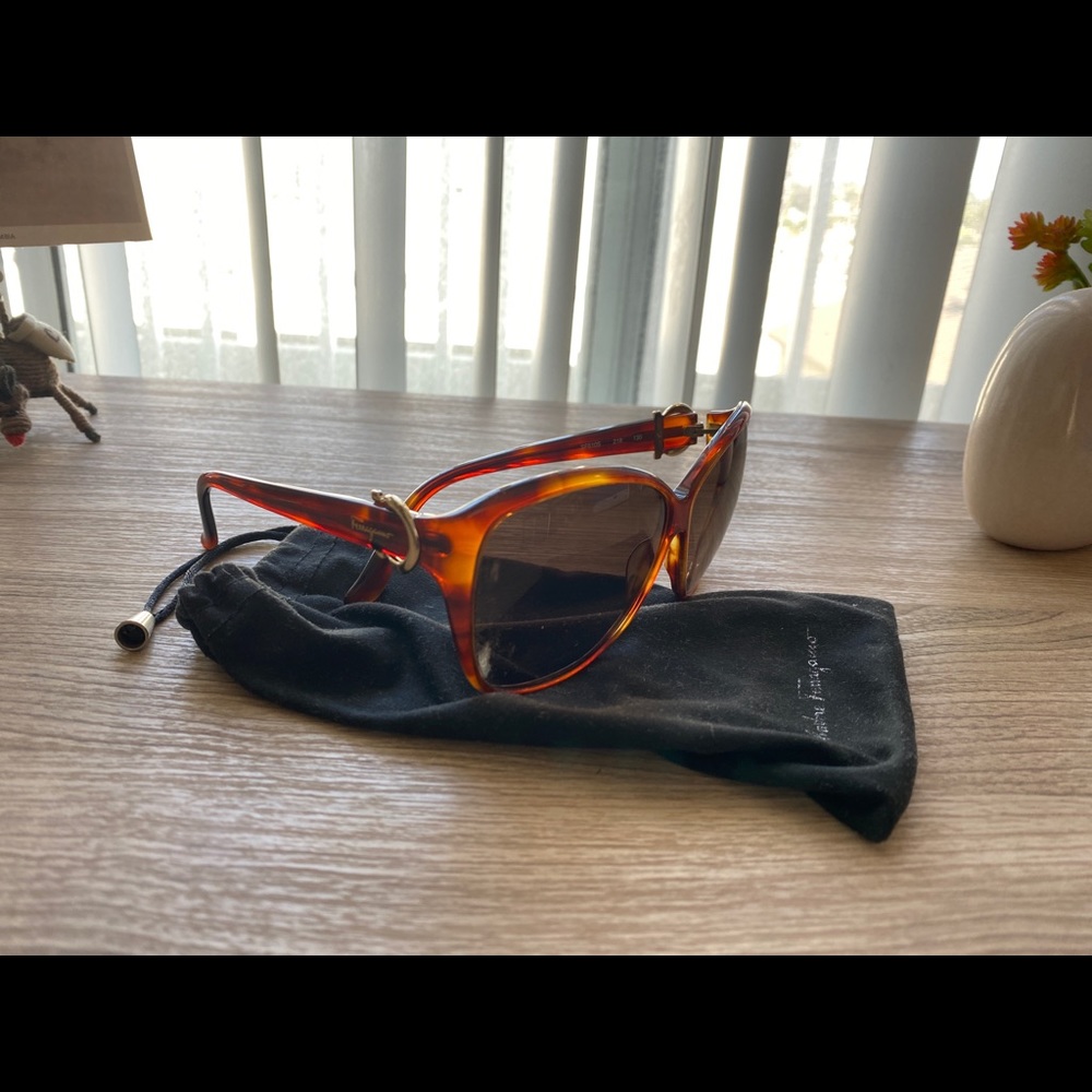 ferragamo sunglass